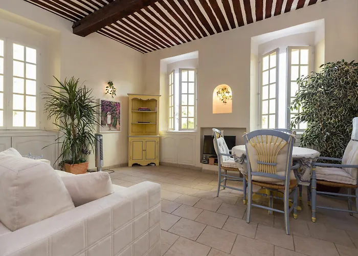 Very Charming Studio Apartment On Port In Cannes A Short Walk To Palais With Aircon And Internet 411 acceptant les animaux